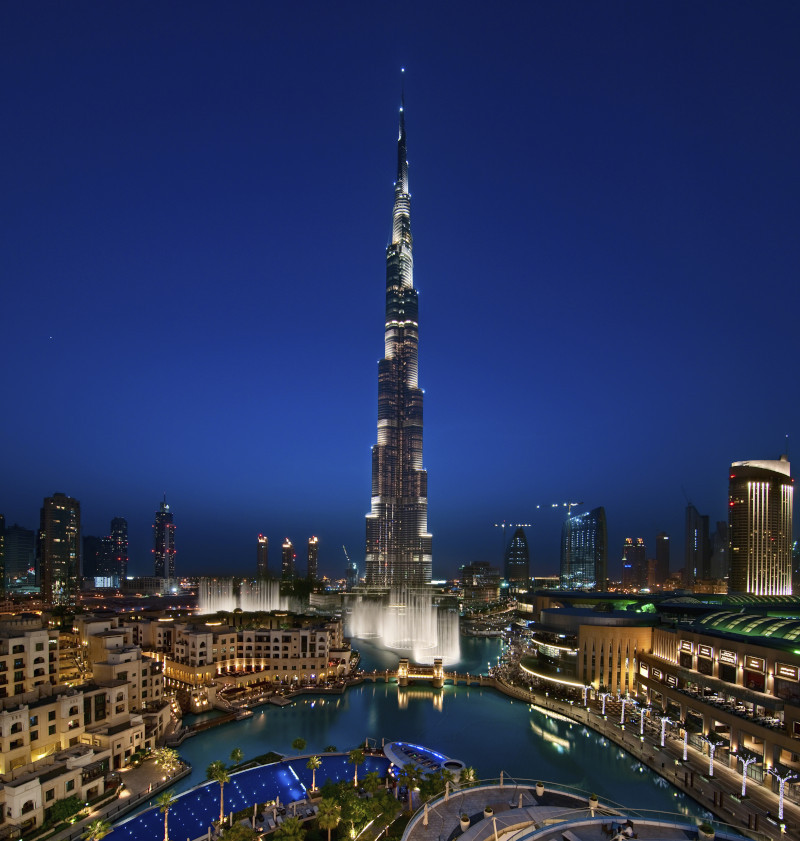 Blick auf Burj Khalifa und die Dubai Fountain bei Nacht