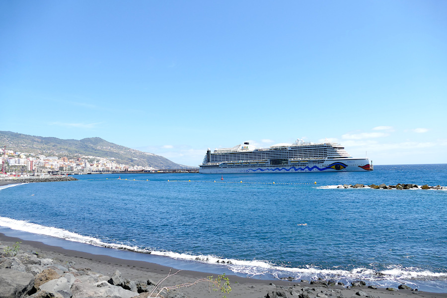 AIDAperla im Hafen von Santa Cruz de La Palma