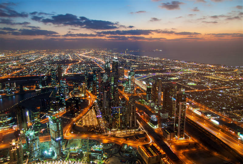 Stadtpanorama Dubai bei Sonnenuntergang