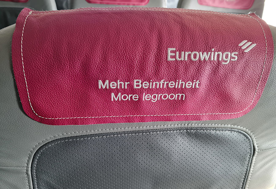 Eurowings-Platzhinweisschild auf mehr Beinfreiheit