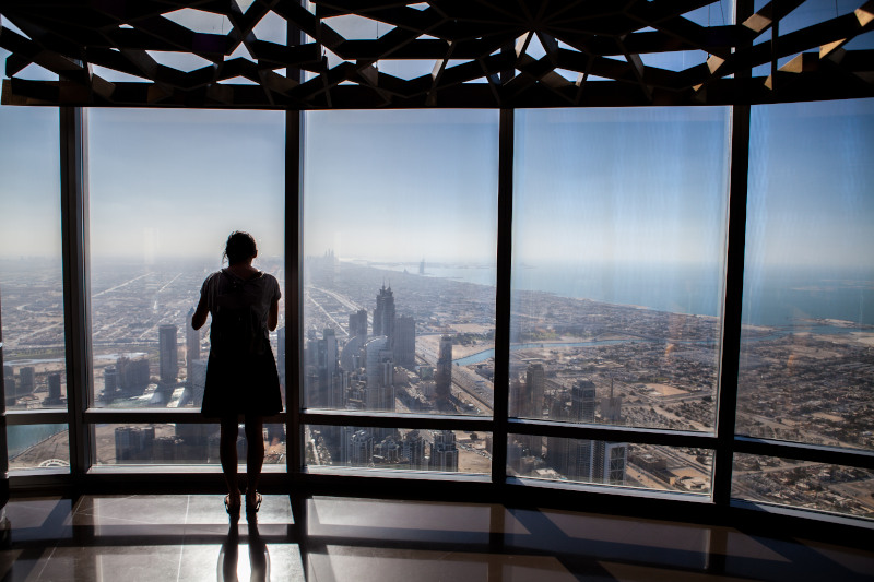Aussicht durch große Panoramafenster vom Burj Khalifa