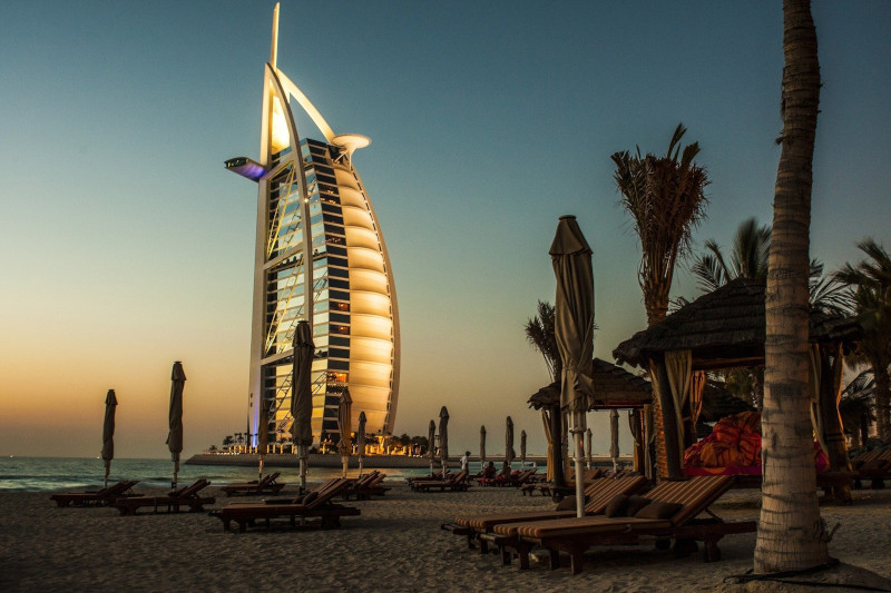 Strand vor Madinat Jumeirah mit Burj al Arab abends
