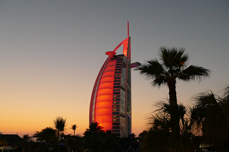 Traumhafter Sonnenuntergang von der Pearl Lounge auf den Burj al Arab
