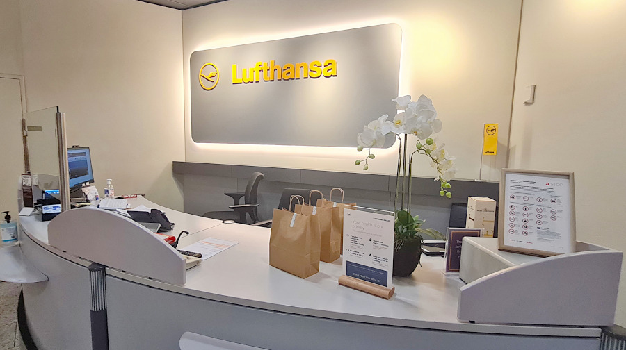 Empfangstresen der Lufthansa Business Lounge Athen