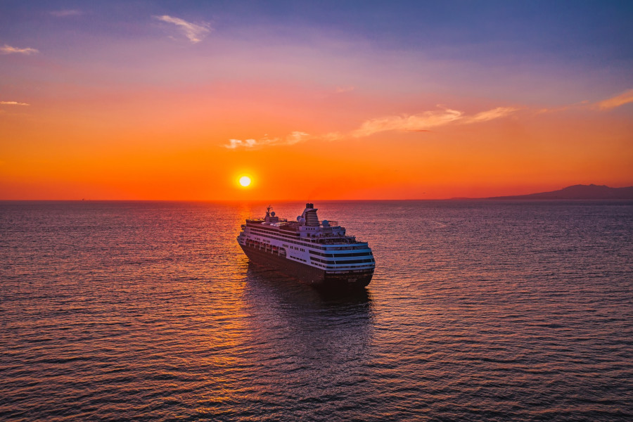 Auf einem Kreuzfahrtschiff die schönsten Sonnenuntergänge erleben