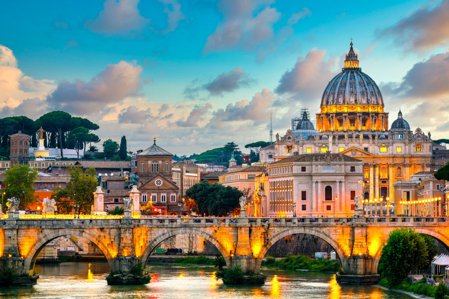 Petersdom und Ponte Vittorio Emanuele II-Brücke im Vatikan in Rom, Italien