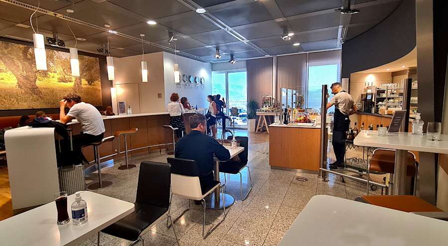 Lufthansa Business Lounge Athen mit Sitzmöglichkeiten, Bar und Buffet