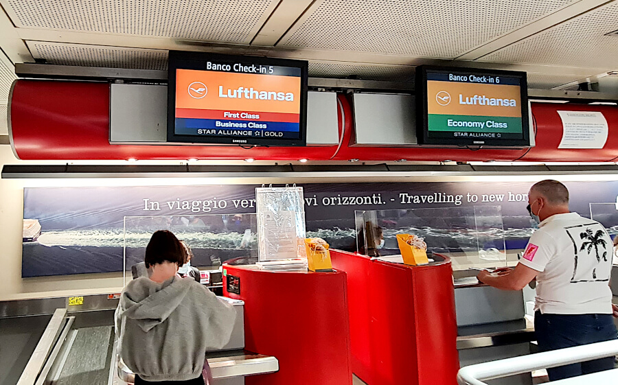 Check-in Lufthansa am Flughafen Genua