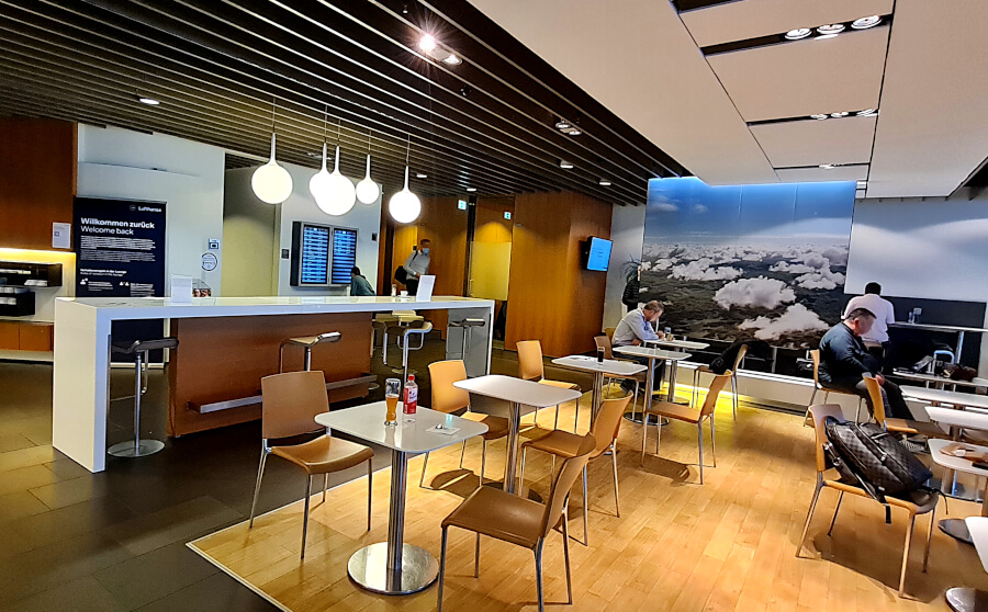 Mittlerer Sitzbereich in der Lufthansa Business Class Lounge A 26 in Frankfurt- dahinter mehrere Arbeitsplatzkabinen
