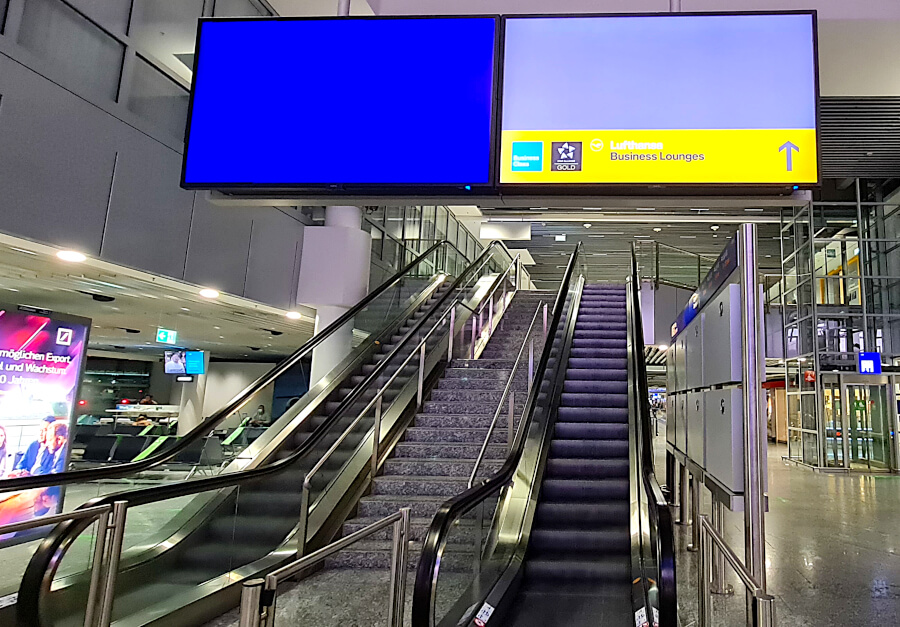 Rolltreppe zu Lufthansa Business Class Lounge A26 in Frankfurt