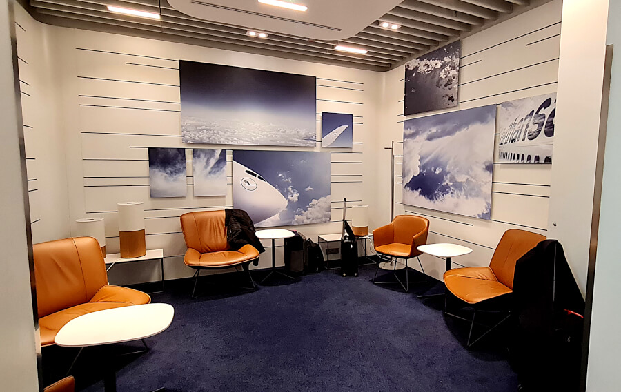 Raum mit Sesseln in der Lufthansa Business Class Lounge A 13 in Frankfurt