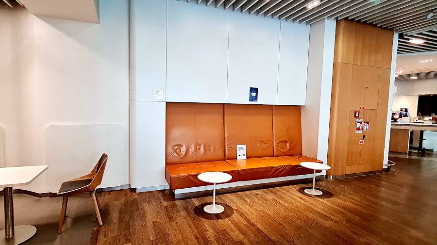 Sitzgelegenheiten in der Lufthansa Business Class Lounge A 13 in Frankfurt