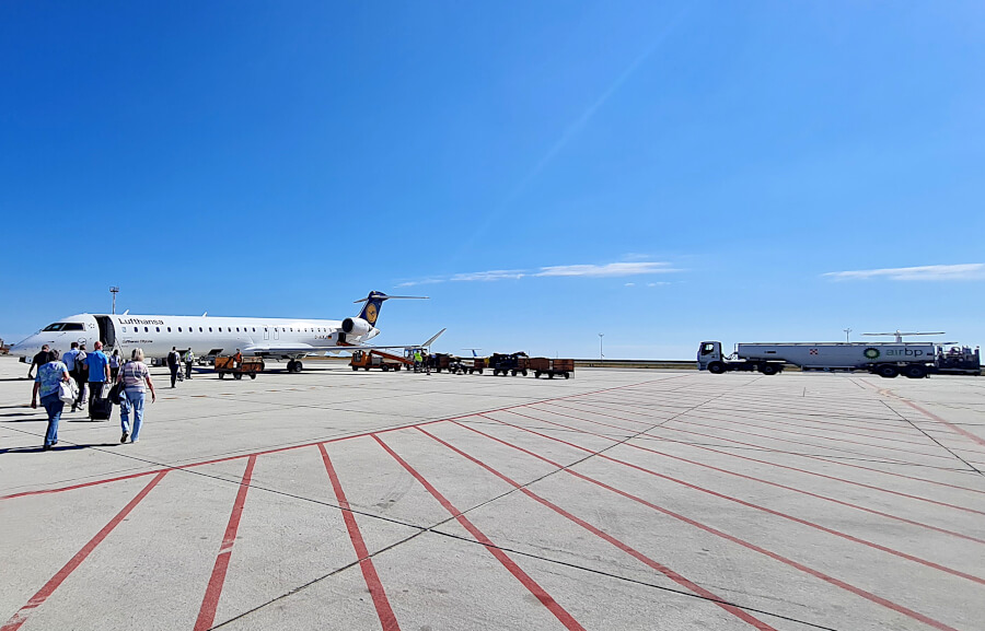 Über das Rollfeld in Genua zur Lufthansa Bombardier CRJ900