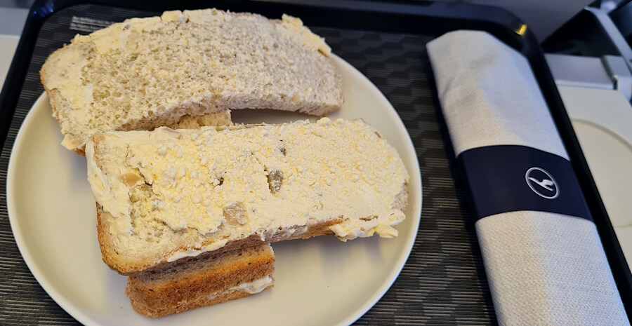 Undefinierbarer Aufstrich beim Tasting Heimat-Brot in der Lufthansa Business Class Kurzstrecke