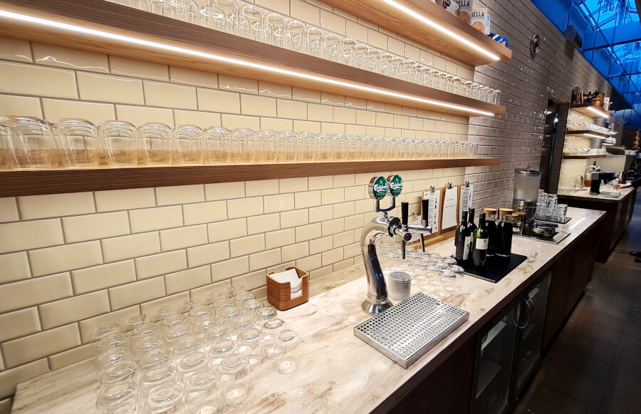 Alkoholische Getränkeauswahl in der SAS Gold Lounge Kopenhagen