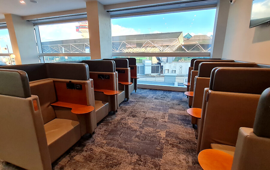 Arbeitsbereich mit Sichtschutz in der Plaza Premium Lounge Rom