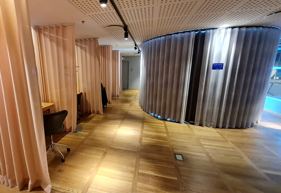 Arbeitsbereich mit Tageslichtverstärkerraum in der SAS Gold Lounge Kopenhagen