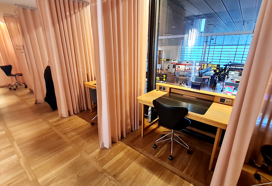 Einzelarbeitsplätze im großen Arbeitsbereich der SAS Gold Lounge Kopenhagen