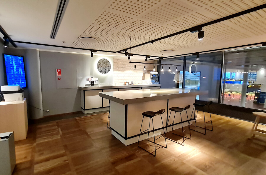 Getränkebuffet im großen Arbeitsbereich der SAS Gold Lounge Kopenhagen
