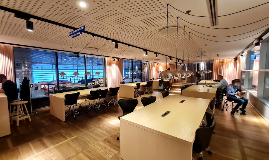 Grosser verglaster Arbeitsbereich in der SAS Gold Lounge Kopenhagen