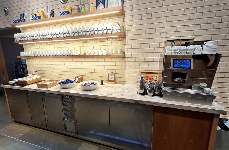 Kaffee- und Teeauswahl am Getränkebuffet der SAS Gold Lounge Kopenhagen