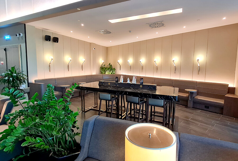 Sitz-und-Arbeitsbereich in der Plaza Premium Lounge Rom