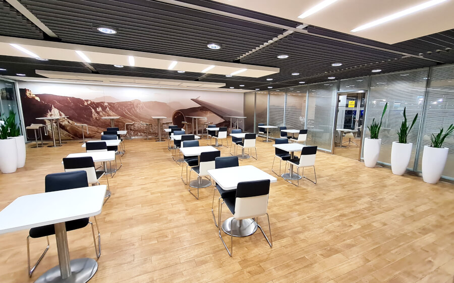 Sitzbereich und dahinterliegendes Raucherzimmer in Lufthansa Business Class Lounge