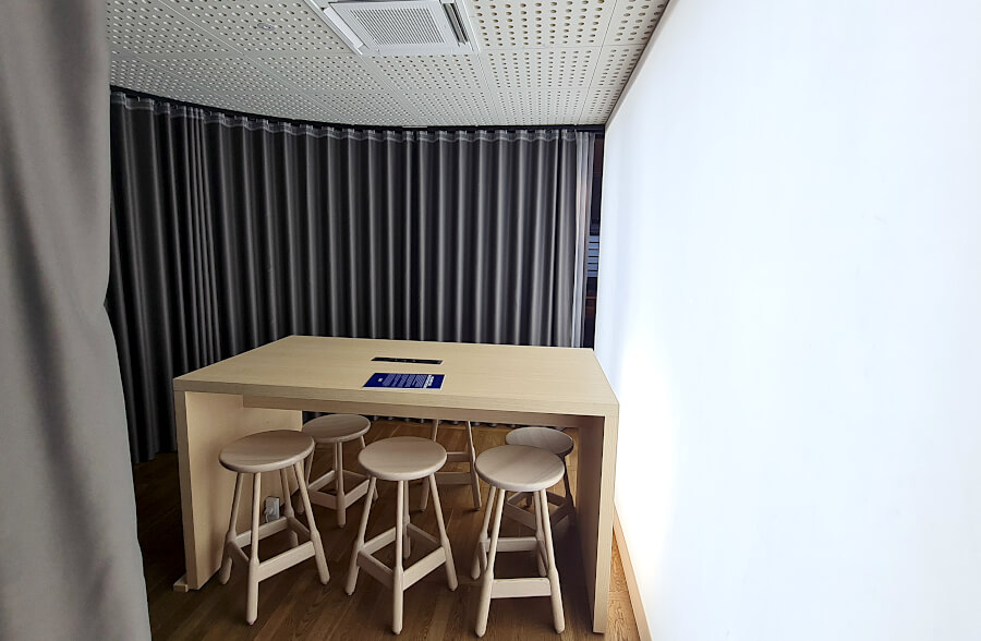 Tageslichverstärkerraum im großen Arbeitsbereich der SAS Gold Lounge Kopenhagen