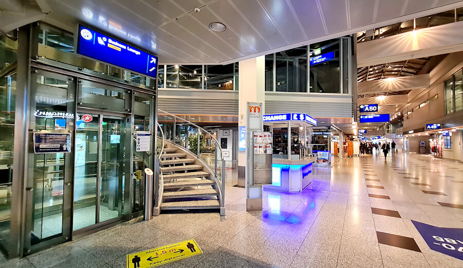 Treppenaufgang oder Aufzug zur Lufthansa Business Class Lounge Düsseldorf