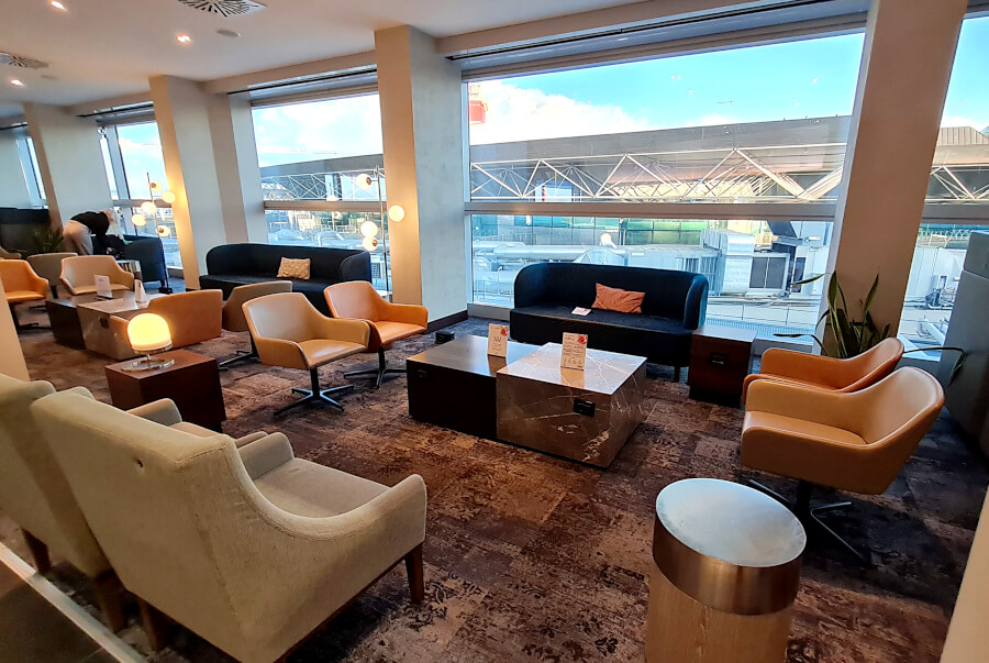 Gemütlicher Bereich mit Wohnzimmerambiente in der Plaza Premium Lounge Rom