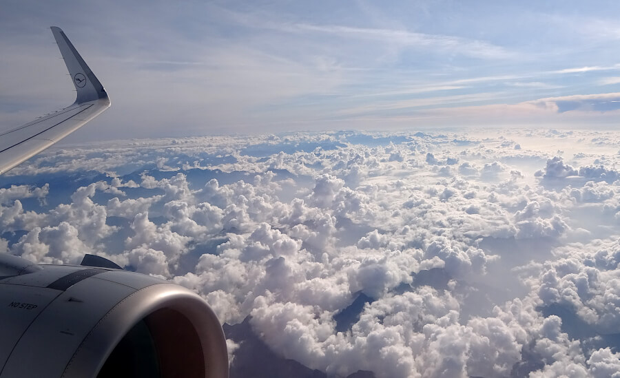 Traumhaftes Wolkenpanorama auf Flug Frankfurt nach Mailand