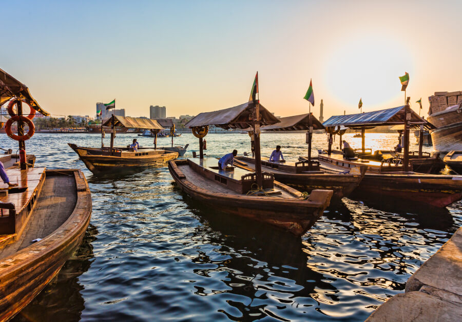 Traditionelle Abras auf dem Dubai Creek zum Sonnenuntergang