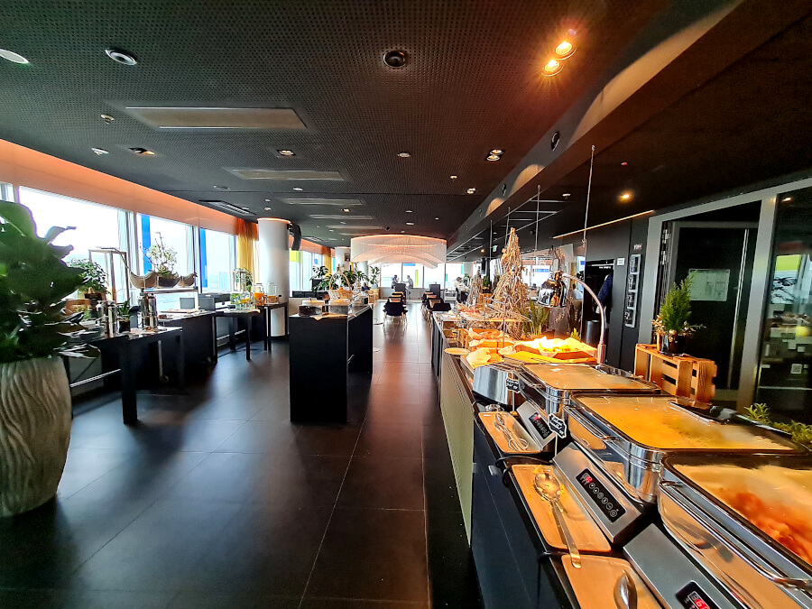 Frühstücksbuffet mit warmen Speisen im Hotel Innside Düsseldorf Hafen