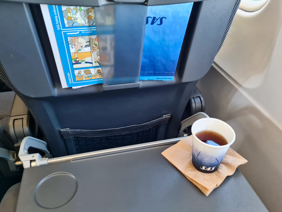 An Bord von SAS gibt es in der Economy Class auf der Kurzstecke kostenlosen Tee und Kaffee