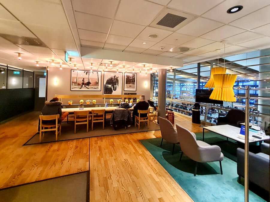 Arbeits- und Relaxbereich in der SAS Gold Lounge Oslo