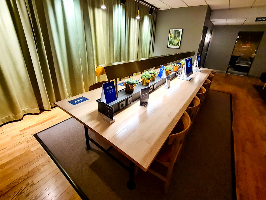 Arbeitstische mit Auflademöglichkeiten und PCs in der SAS Gold Lounge Oslo