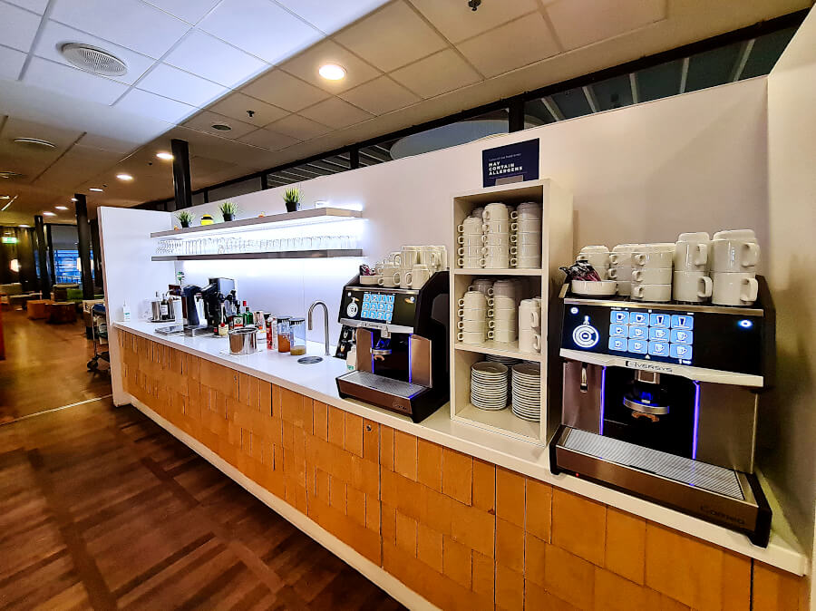 Getränkebuffet mit Kaffeevollautomaten in der Aspire Lounge Kopenhagen