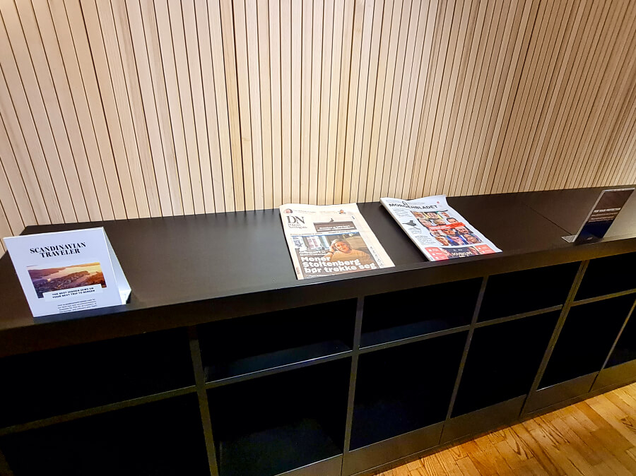Kommode mit Zeitungen in der SAS Gold Lounge Oslo
