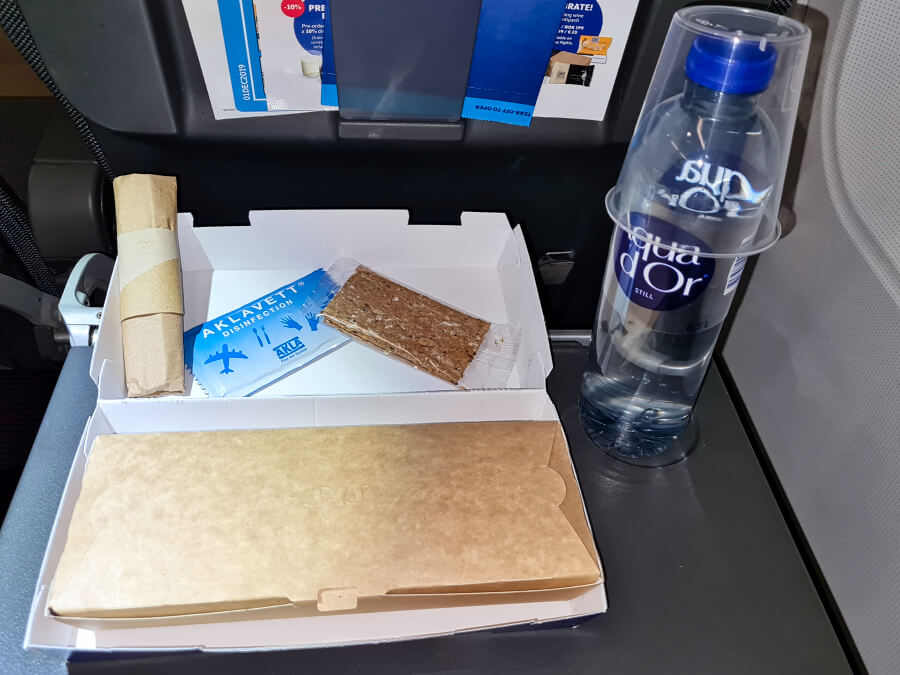 Pappbox mit Mahlzeit und Knäckebrot in der SAS Business Class auf der Kurzstrecke
