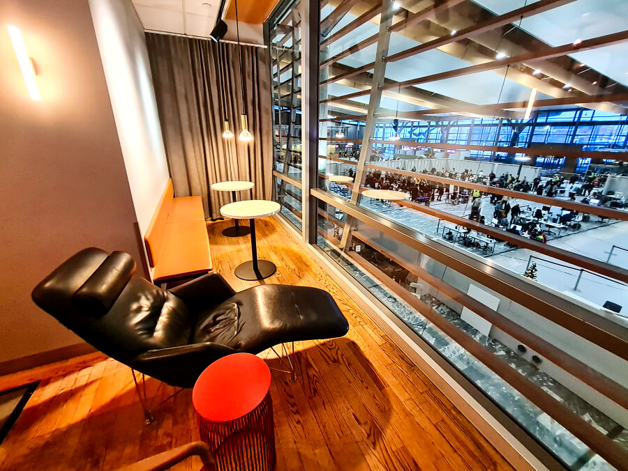 Relaxliege in der SAS Gold Lounge Oslo mit Blick in den Terminal