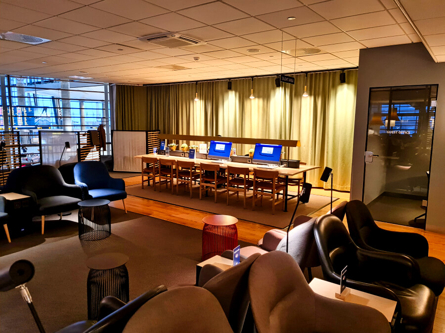 Ruhebereich der SAS Gold Lounge Oslo mit großem Arbeitstisch