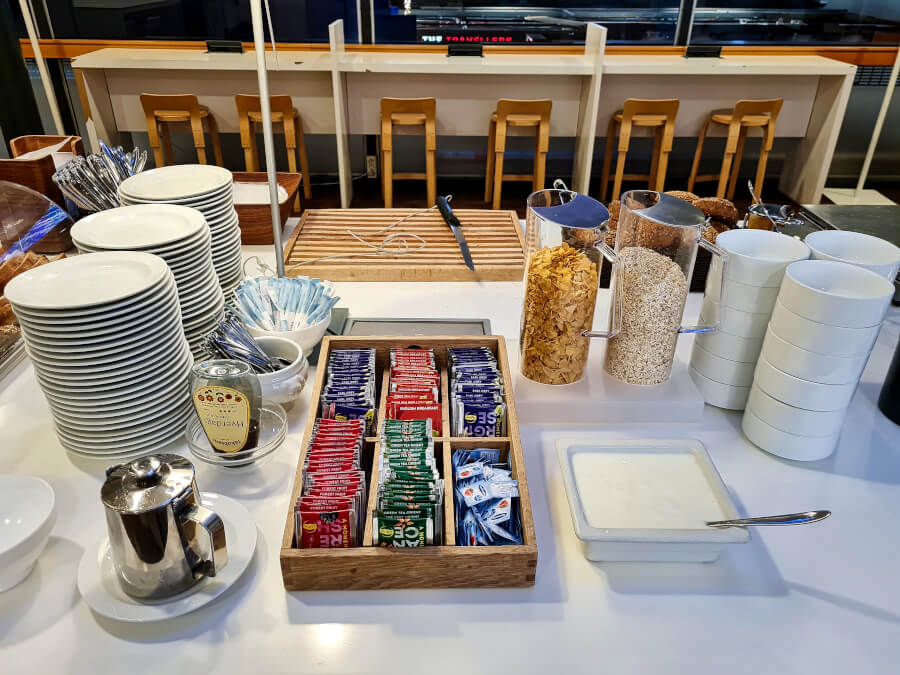 Teeauswahl, Ceralien und Joghurt beim Frühstück in der Aspire Lounge Kopenhagen