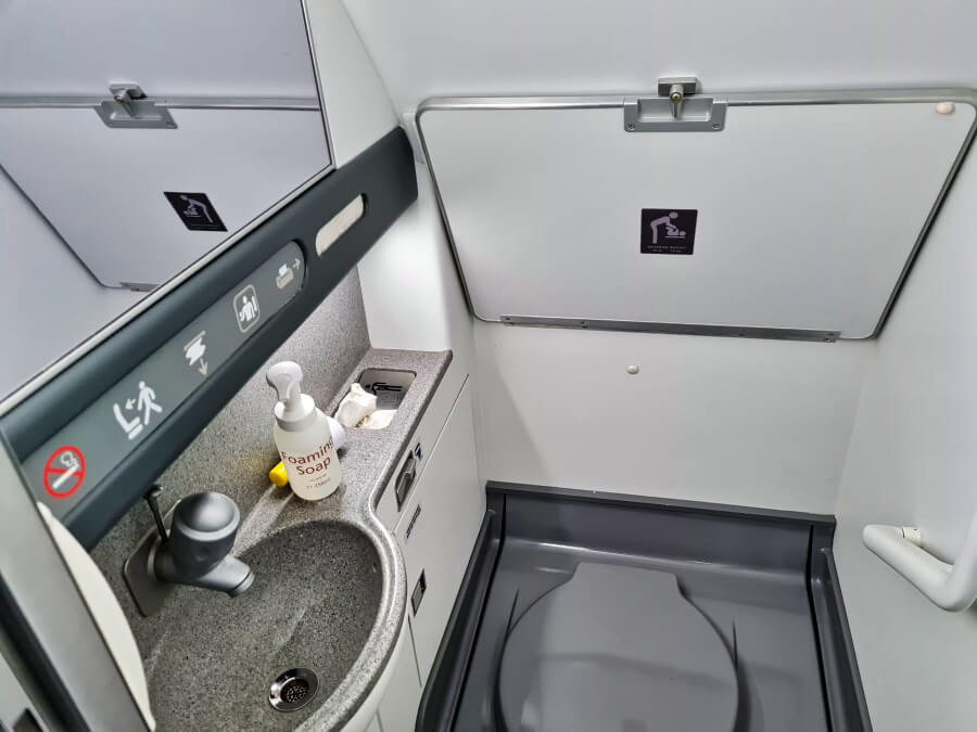 Winzige Toilettenkabine in der Bombardier CRJ900 von SAS