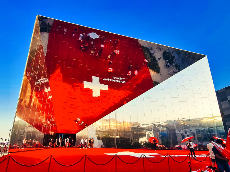 Verspiegelte Fassade des Schweiz Pavillon auf der EXPO2020