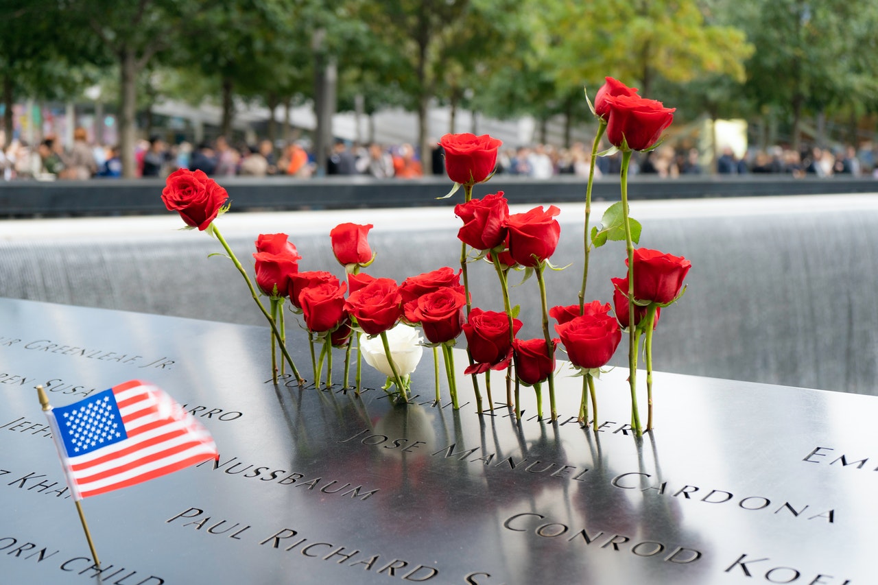 9/11-Memorial Becken auf Ground Zero mit Rosen am Geburtstag geschmückt