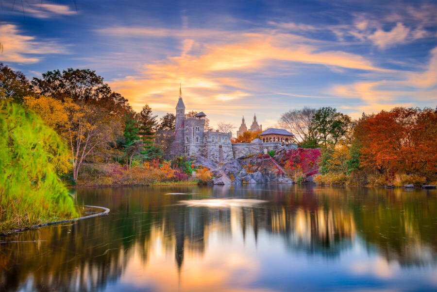 Herbstliches Belvedere Castle im Central Park in New York