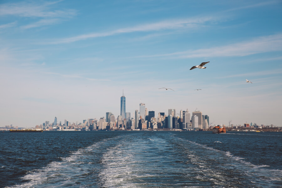 Von der Staten Island Ferry hat man einen spektakulären Blick auf Manhattan