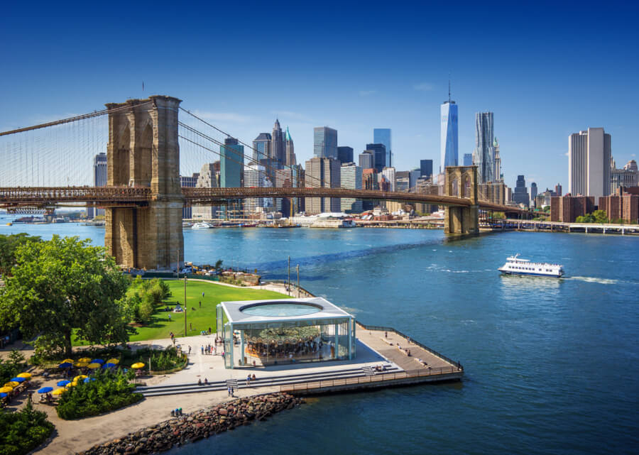 Blick von Brooklyn auf die bekannte Brooklyn Bridge und die Skyline von Manhattan