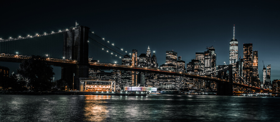 Brooklyn Bridge bei Nacht mit Blick auf One World