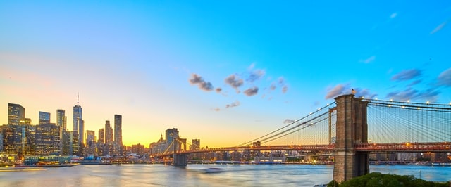 Brooklyn Bridge mit Manhattan Skyline vom Brooklyn Flussufer